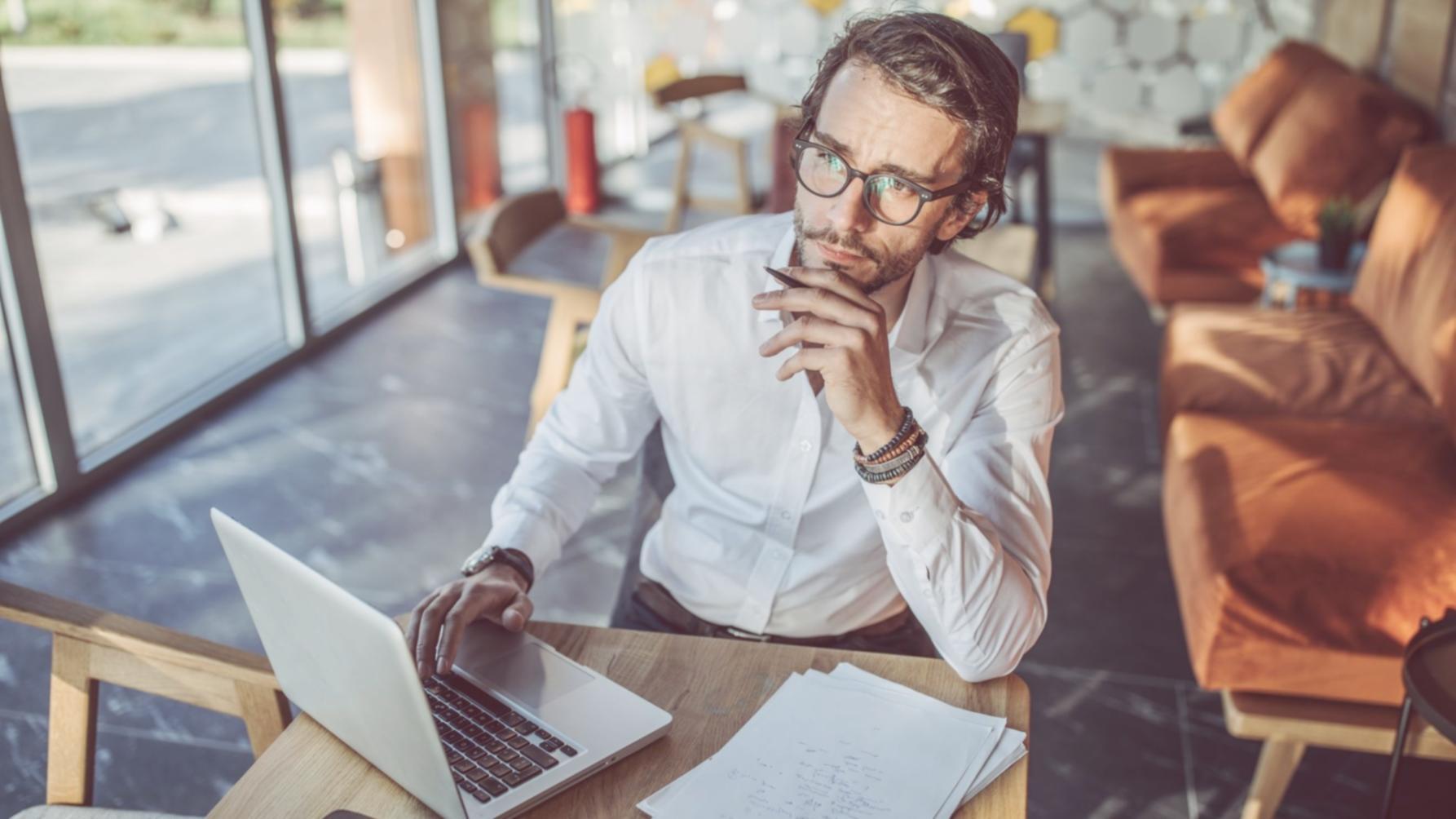 Interfaz de curso mostrando ejercicios interactivos de automatización