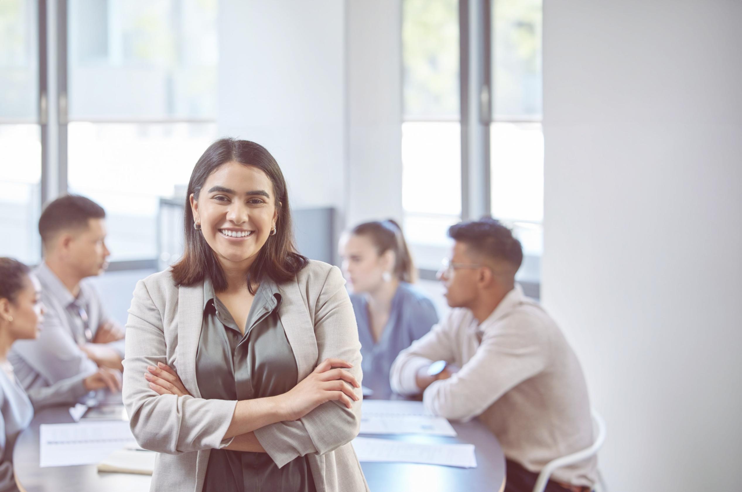 Estación de trabajo profesional mostrando la implementación de estrategias de automatización empresarial