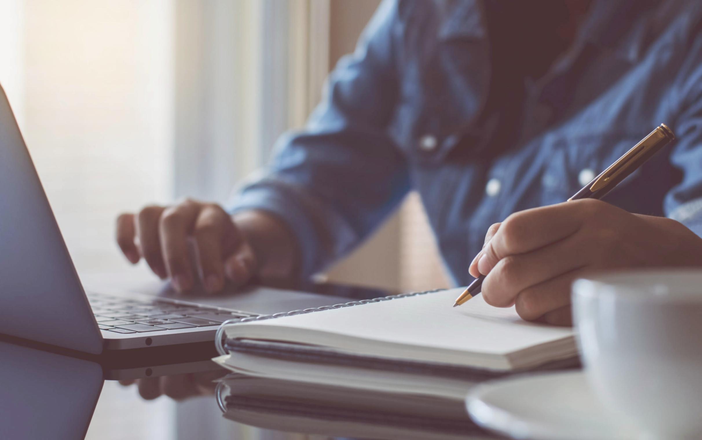 Estudiante trabajando en proyecto de automatización empresarial con múltiples pantallas