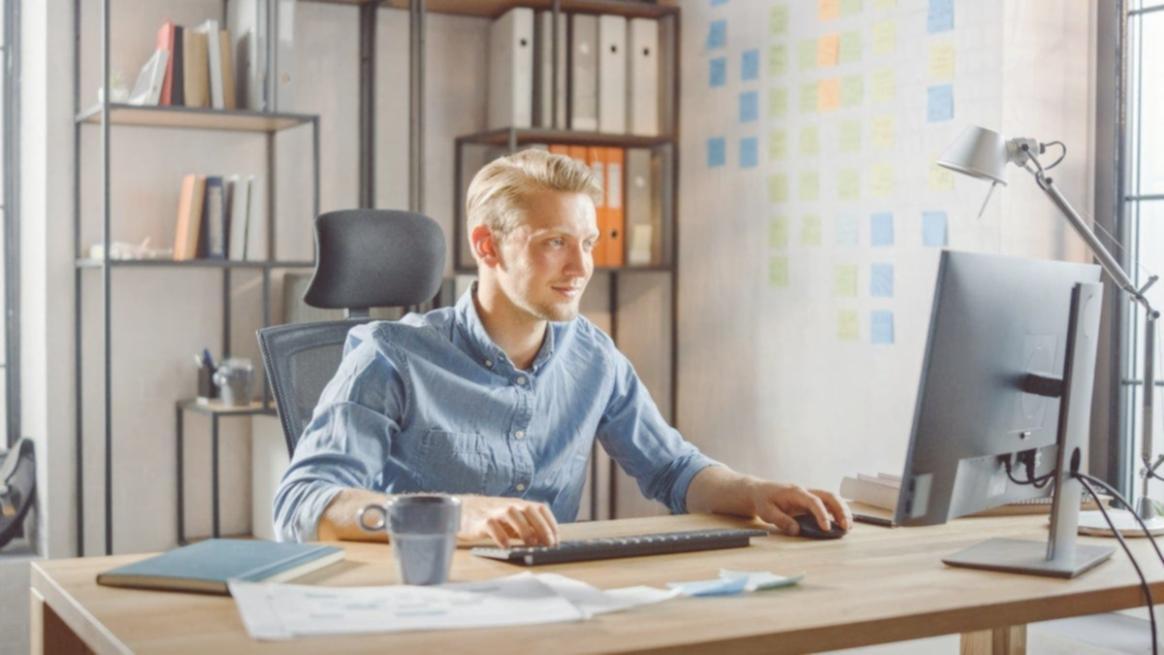 Equipo revisando métricas de calidad y efectividad de cursos